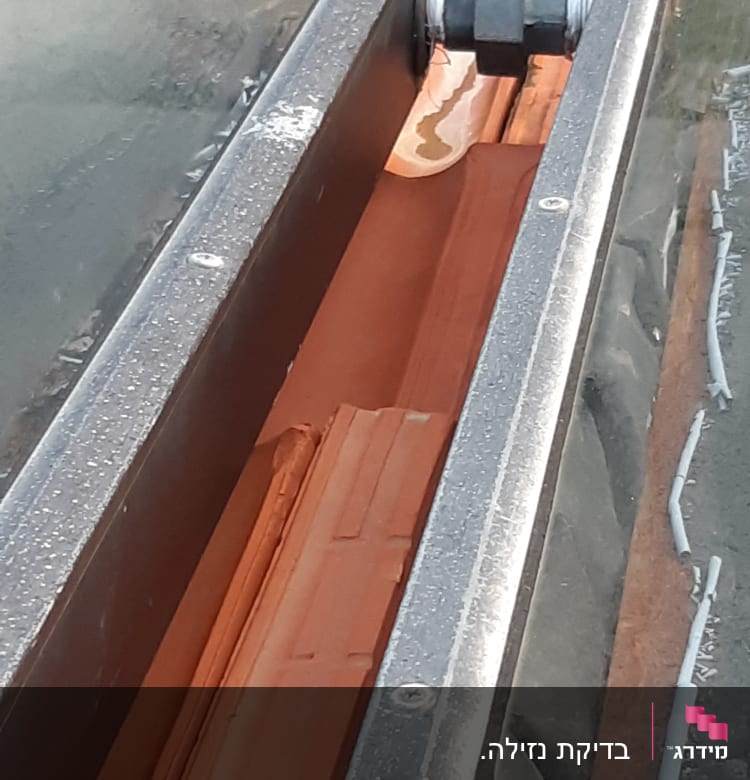צינור מים מחובר למערכת סולארית על גג